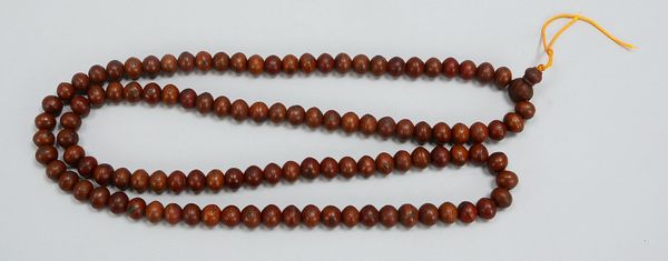 Gebetskette (Tibet), mit 108-fachem Perlenbesatz/sog. 'Buddha-Augen'; Länge 120 cm