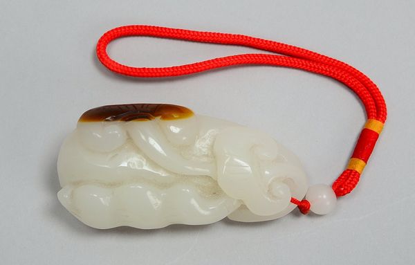 Amulett/Handschmeichler (China), weiße Jade, Stein mit Rui-Motiv; Länge 8 cm