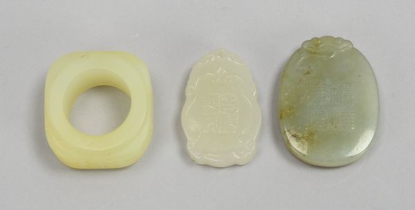 Jade-Sammlerkonvolut, 3 Teile: 2x Amulette, Maße bis 4,5 x 3,5 cm; 1 Ring, Ø 4 cm