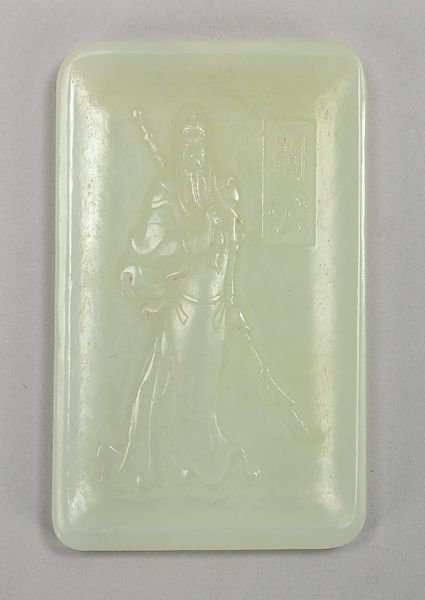 Amulett (China), Jade, figürl. Reliefdekor, 'Konfuzius'-Darstellung; Maße 7,5 x 4,5 cm