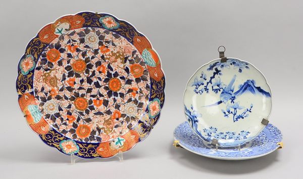 3 Porzellanteller (China), versch. Ausführungen/1x Imari, Ø 24,5 cm - Ø 40 cm