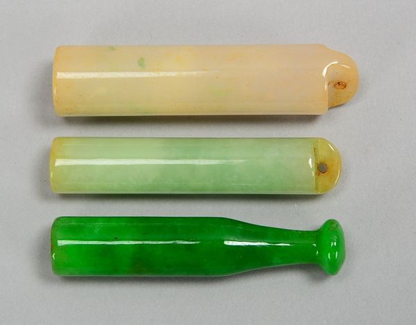 Jade-Sammlerkonvolut, 3 Teile: 2x Fächergriffe, 1 Pfeifen-Mundstück; Länge bis 5,5 cm