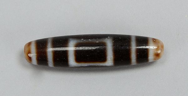 Alter Dzi-Stein (Tibet), Achat, längsovale Form, Stein mit eizelnem Auge; Länge 5,5 cm