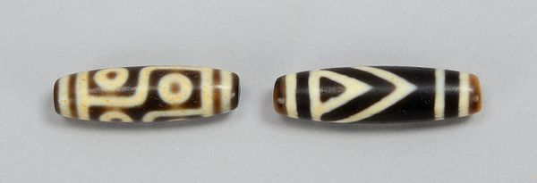 2 alte Dzi-Steine (Tibet), Achat, längsovale Form, 1x Stein mit 6 Augen; Länge bis 4 cm