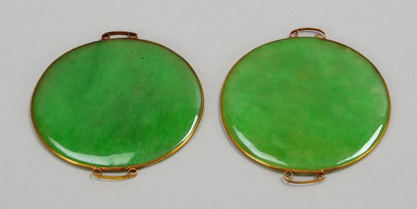 Paar Gürtelschnallen (China), jeweils besetzt mit grüner Jade-Scheibe; Ø bis 5,5 cm