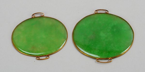 Paar Gürtelschnallen (China), jeweils besetzt mit grüner Jade-Scheibe; Ø bis 5,5 cm