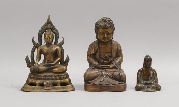 3 Bronzefiguren, 'Buddha-Darstellungen', in Mudra-Haltung; Höhe bis 26 cm