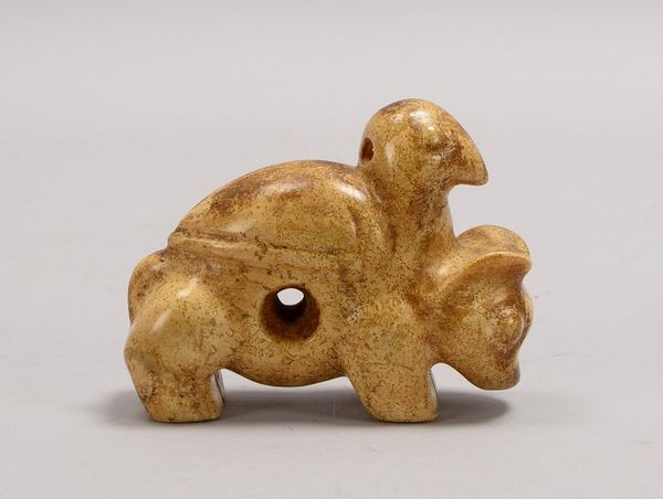 Jade-Schnitzerei/Amulett, 'Vogel auf Bär' - stilis. Ausf., mit 2x Bohrungen für Aufh.