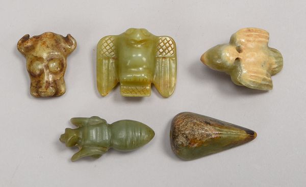 5 Jade-Schnitzereien/Amulette, Tierfiguren/'Fabelwesen', mit Bohrung für Aufh.