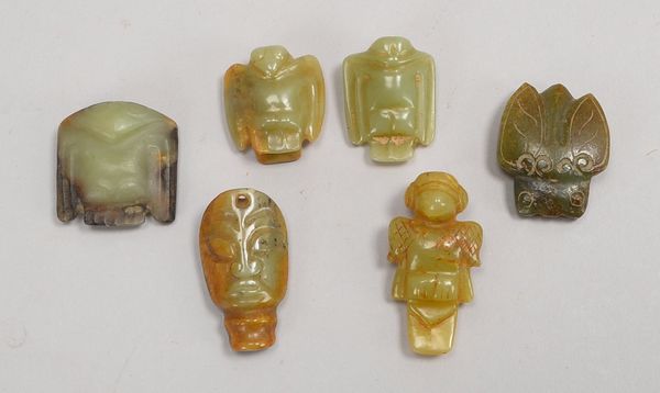 6 Jade-Schnitzereien/Amulette, Tierfiguren/'Fabelwesen', mit Bohrung für Aufh.