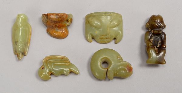 6 Jade-Schnitzereien/Amulette, Tierfiguren/'Fabelwesen', mit Bohrung für Aufh.