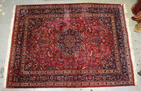 Mesched, mittelfeine Kn., in insgesamt annehmbarem Zustand; Maße 397 x 295 cm