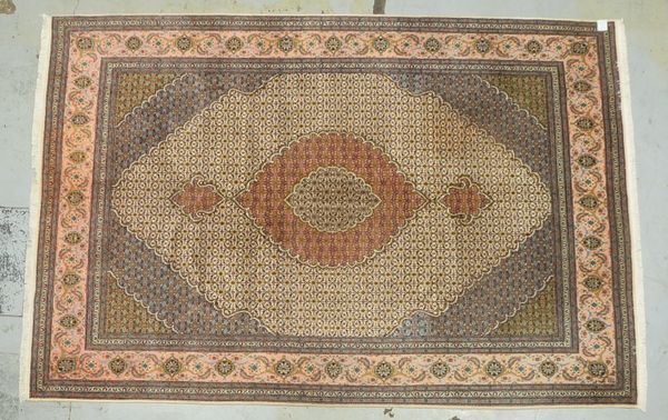Täbriz, mittelfeine Kn., gleichm. geblichen - Flor in gutem Zust.; Maße 302 x 204 cm