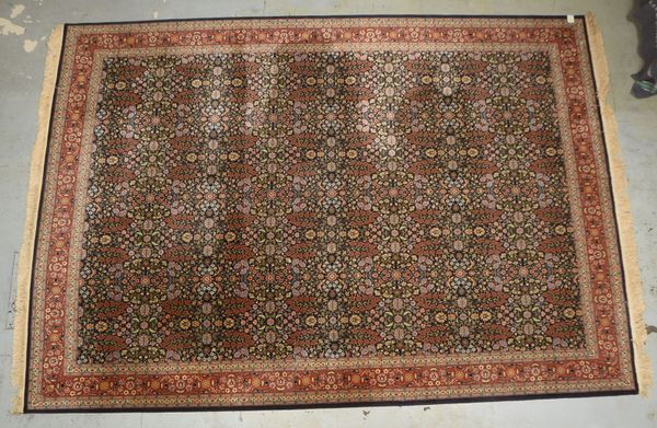 Hereke (Türkei), mittelfeine bis feine Kn., floral durchgemustert, sign.; Maße 425 x 303 cm