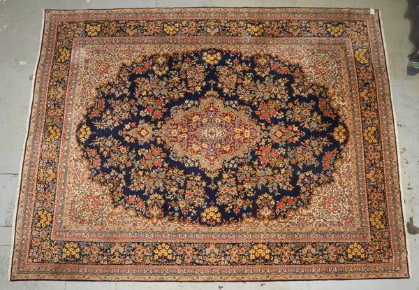 Kirman Lavar, mittelfeine Knüpfung, hochflorig; Maße 398 x 310 cm