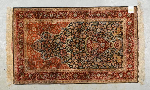 Hereke, sehr feine Knüpfung, 700.000 - 800.000 Kn./qm, sign.; Maße 126 x 77,5 cm