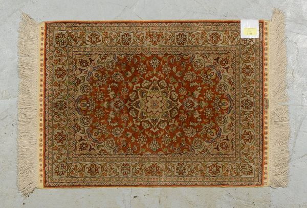 Hereke-Seidenbrücke, sehr feine Knüpfung, ca. 650.000 Kn./qm; Maße 66 x 47 cm