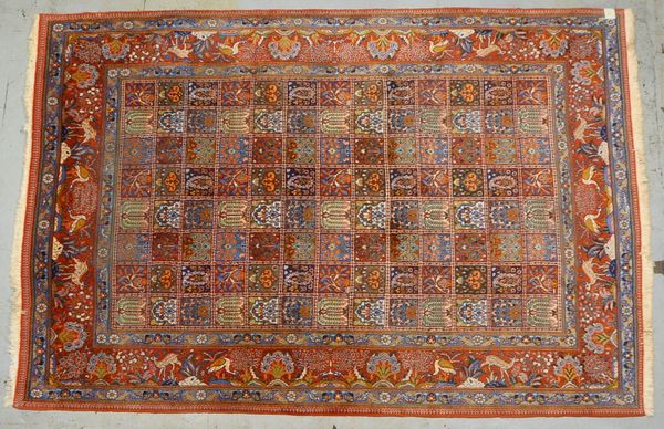 Moud, kl. Seidenanteile, mittelfeine Knüpfung, Feldermuster; Maße 201 x 196 cm