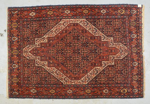 Malayer-Orientbrücke, mittelfeine Kn., gleichm. Flor - guter Zust.; Maße 200 x 142 cm