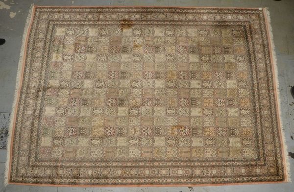 Kaschmir-Seidenteppich, mittelf./feine Knüpfung, Feldermuster; Maße 408 x 291 cm