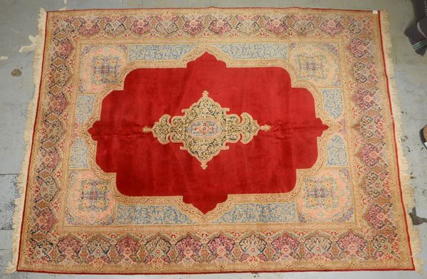 Kirman, mittelfeine Knüpfung, Flor in gutem Zustand; Maße 375 x 284 cm