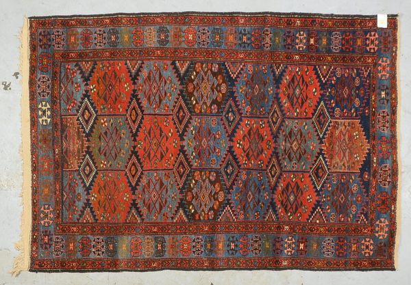 Orientteppich (Kaukasus), mittelfeine Kn., guter altersentspr. Zust.; Maße 208 x 140 cm