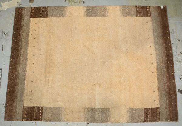 Tibet-Teppich, Schurwolle, in Braun-/Beige-Tönen, guter Zust.; Maße 345 x 250 cm