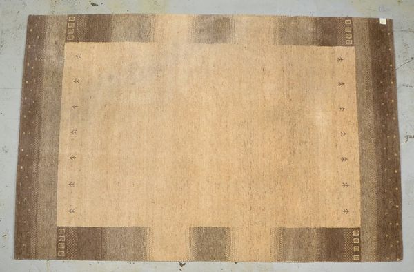 Tibet-Teppich, Schurwolle, in Braun-/Beige-Tönen, guter Zust.; Maße 298 x 196 cm