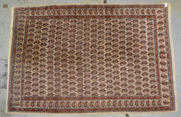 Moud, mittelf. Kn., mit Botehs durchgemustert; Maße 314 x 213 cm