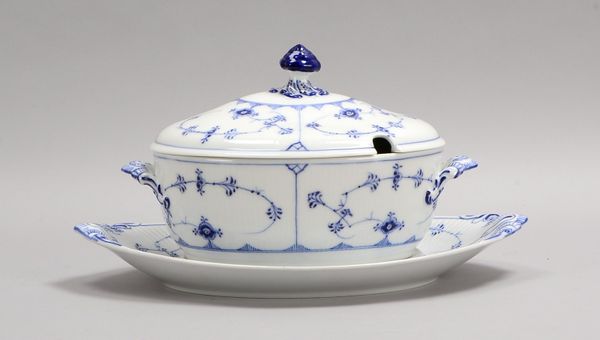 Royal Copenhagen, Deckelterrine mit UT, 'Musselmalet glatt', 'Strohblume' in Blau