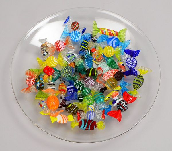 48 Glas-Bonbons (Murano), versch. Größen und Ausf., in Glasschale; Ø 34,5 cm