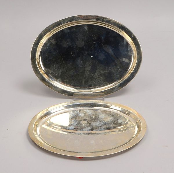 Tiffany & Co., 2 Tabletts, 925 Sterlings., oval; Maße 16 x 21 cm, Gewicht 440 g
