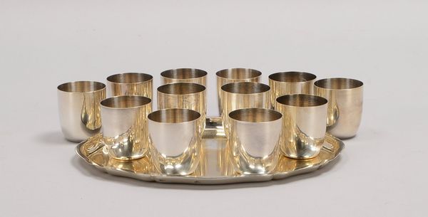 12 Wilkens-Schnapsbecher, 835 Silber, auf WTB-Tablett, 925 Sterlings.; Gewicht 348 g