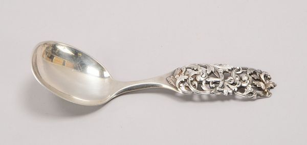 Vorlegelöffel, 830 Silber (punziert), floral durchbr. Stiel; Länge 18 cm, Gewicht 72 g