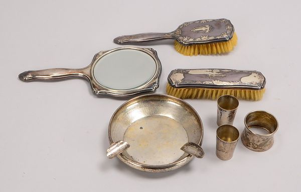 7 Silberteile: Ascher, 2 Schnapsbecher, Serviettenring, 3-tlg. Garnitur; Gewicht 677 g