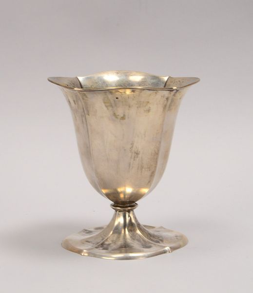 Tischvase, Silber (Handarbeit, mehrf. punziert - ungedeutet); Höhe 15,5 cm, Gewicht 252 g