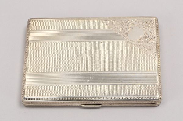 Zigarettenetui, Silber, scharnierter Deckel - guillochiert/ziseliert; Gewicht 122 g