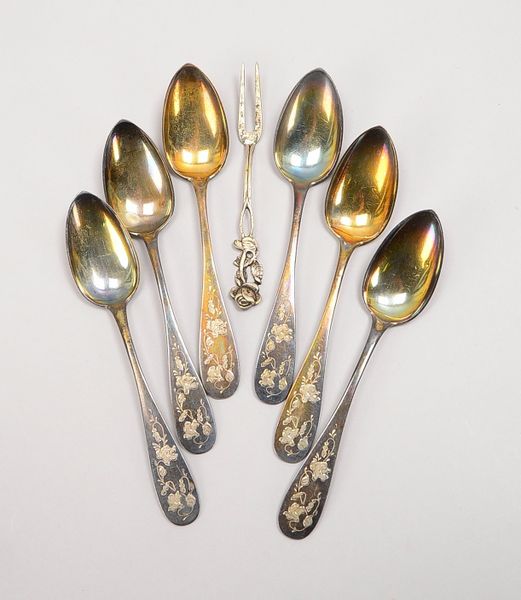 6 Kaffeelöffel, 800 Silber, ziseliert/Namensgravur, anbei 1 Gabel/dekorabw.; Gewicht 108 g