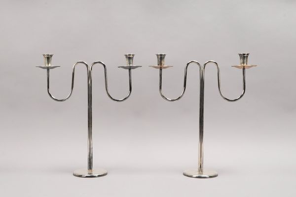 Paar Tischkerzenleuchter, versilbert, 2-fl., 2-armig/geschwungen; Höhe 38,5 cm