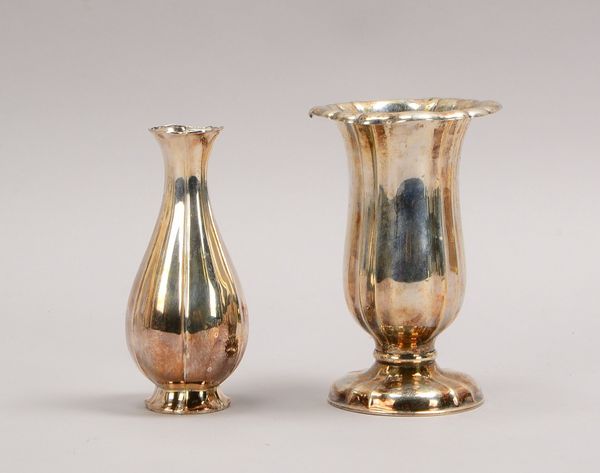 2 Vasen: 1x 835 Silber, Höhe 15,5 cm/1x 800 Silber, Höhe 14,5 cm; Gewicht 264 g