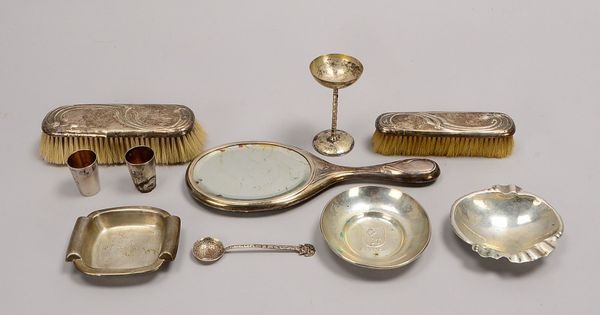 Silberteile: 3-tlg. Toilettengarnitur, 3x Ascher, 3x Becher, kl. Löffel; Gewicht 753 g