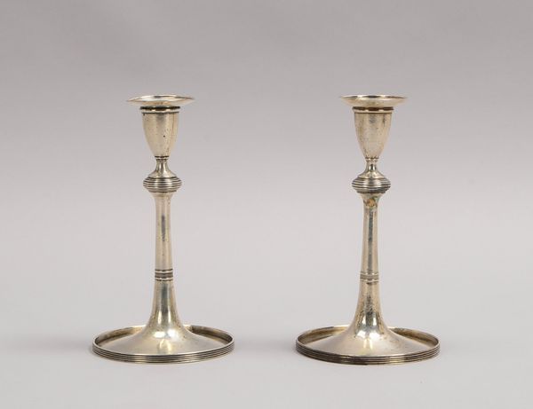 2 antike Kerzenleuchter, 13-löt. Silber, unters. monogr./datiert 1802; Gewicht 498 g