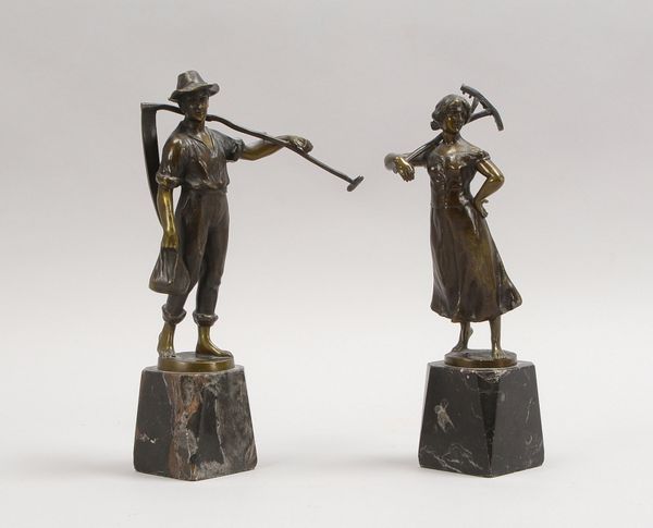 Schwatenberg, S. 2 Bronzen: Bauer mit Sense/Magd mit Rechen, auf Sockel; Höhe 27 cm