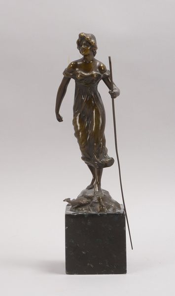 Bronzefigur, Frau mit Fisch und Angel, sign., auf Marmorsockel; Höhe 35,5 cm