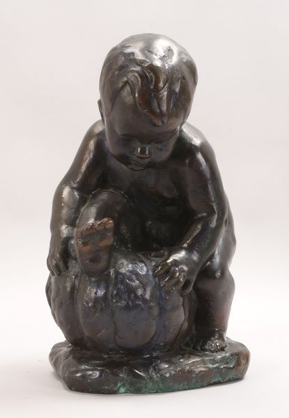 Bronzeskulptur, Spielendes Kind mit Kürbis, unsigniert; Höhe 45 cm