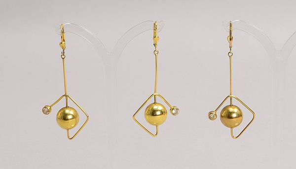 Paar Ohrhänger/1 Ohrhänger, 333 GG (gest.), mit Zirkon und Goldkugel; Gewicht 7,30 g