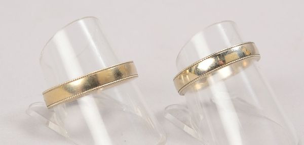 Paar Eheringe, 750 WG (gest.), Innenschiene grav.; RG 56/61, Gewicht 8,70 g