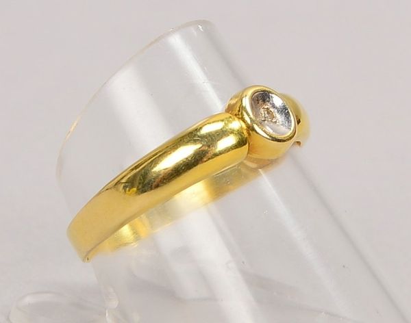 Ring, 585 GG/WG (gest.), mit kl. Diamant; RG 57, Gewicht 1,30 g