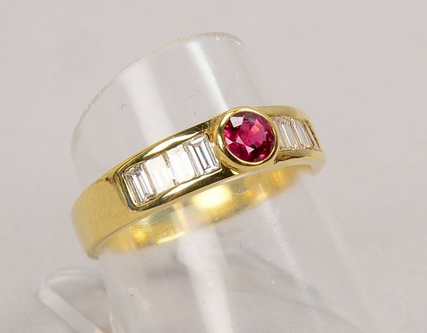 Ring, 585 GG (gest.), mit Rubin/ca. 0,32 ct, und 8 Diam./ca. 0,52 ct; Gewicht 3,40 g