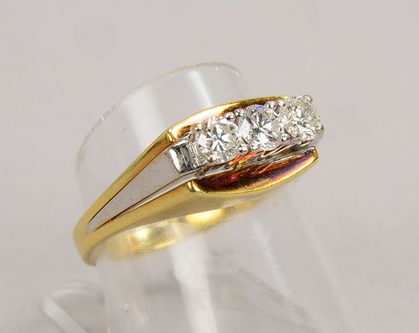 Ring, 585 GG/WG (gest.), mit 3 Brillanten/ca. 0,58 ct, Farbe I-J, Si-P1; Gewicht 5,50 g